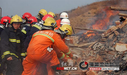 临湘烟花爆炸事故系灯泡炸裂 隐患由来已久