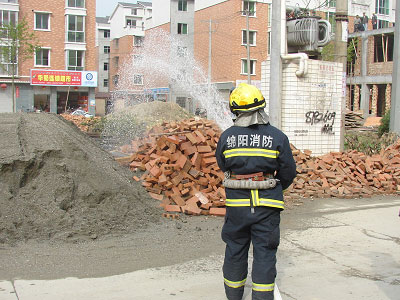 天然气管道破裂 绵阳消防成功处置/图