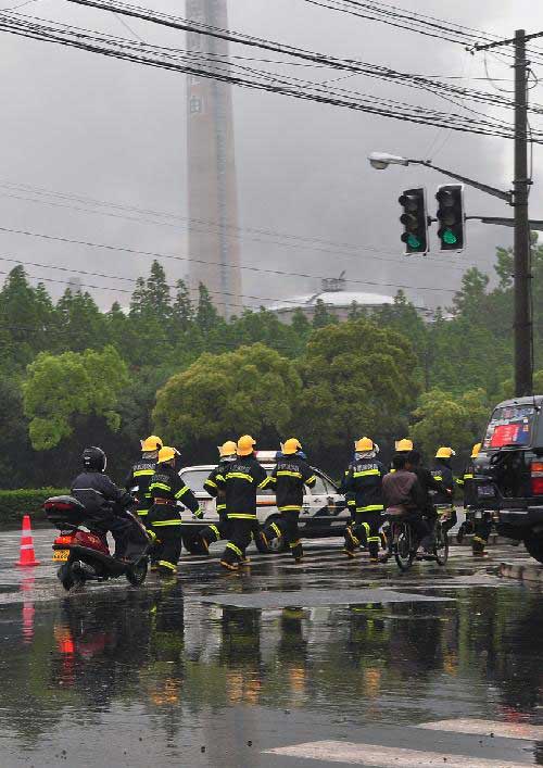 组图：上海炼油厂5千立方油罐突发火灾