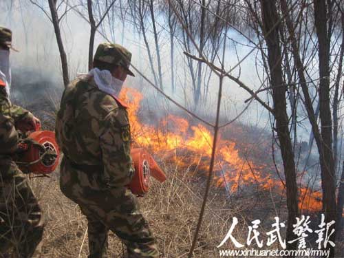 组图：200余名武警官兵两天连扑3场山火