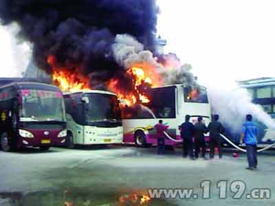 组图：大巴站内自燃殃4车 深圳消防速救