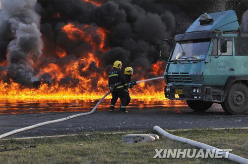 组图：天津一油罐车相撞后燃起大火