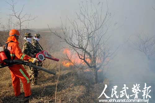 组图：200余名武警官兵两天连扑3场山火