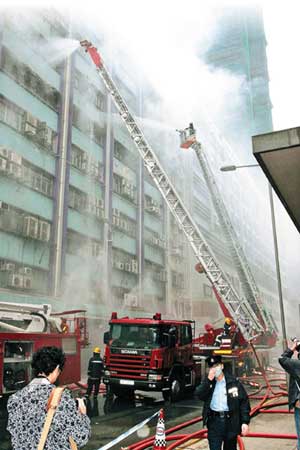 香港发生4级夺命大火 1名消防员救火殉职