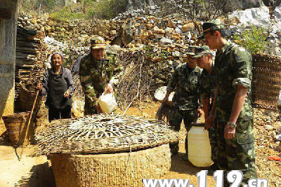 组图：云南文山消防部队抗旱救灾工作剪影