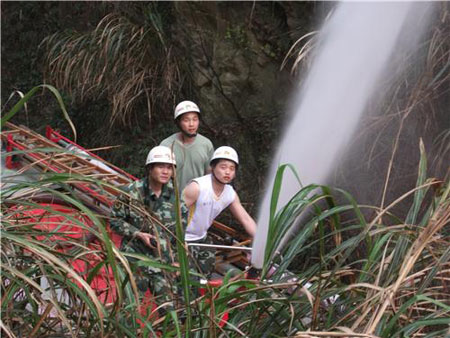 村民农事不慎引发山火 消防出击灭火