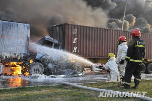 组图：天津一油罐车相撞后燃起大火