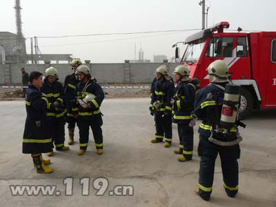 襄樊一化工厂锅炉爆炸 消防迅速排险/图