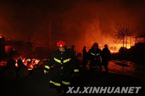 组图：12级风致吐鲁番市成火海 数千人被困