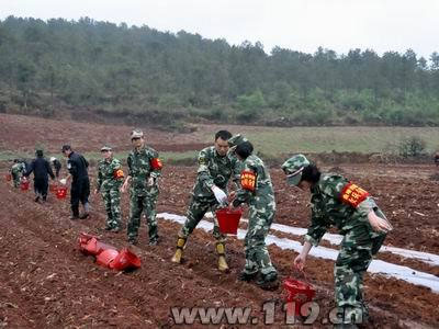 曲靖抗旱救灾女兵分队：铿锵玫瑰放异彩