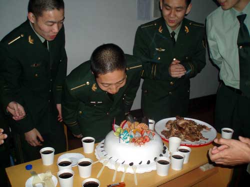 三明新兵连为新入警大学生学员过生日/图