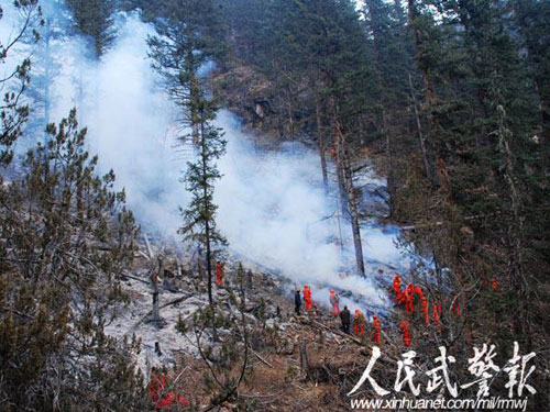 组图：武警10小时灭5000米高山森林大火