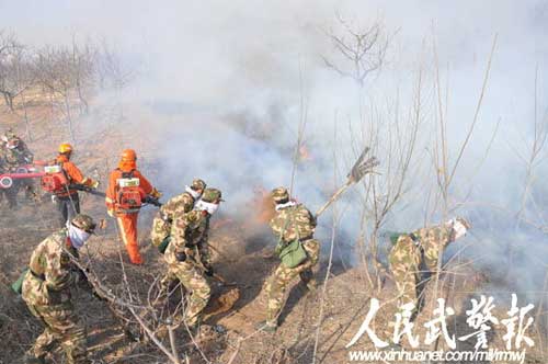 组图：200余名武警官兵两天连扑3场山火