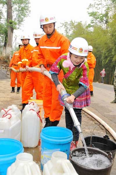 最美阿幼朵：黔西南灾区亮歌献爱心/图