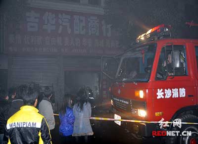 长沙一汽车门店起火 疑为店主熏腊肉所致