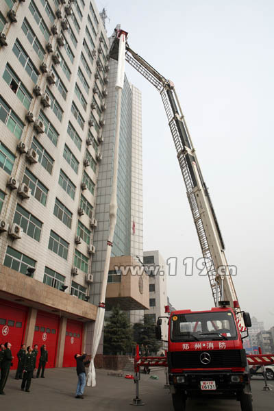 郑州云梯登高车 高层柔性救援逃生/图