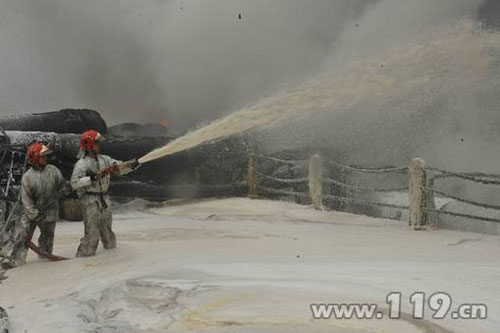 大连输油管道爆炸起火事故扑救纪实