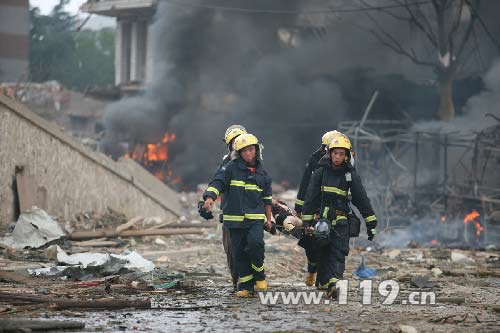 南京塑料四厂爆炸 消防救出32名被埋者