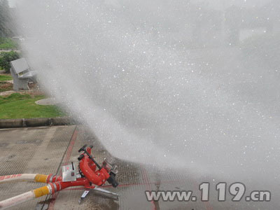 遥控式消防水泡沫两用水炮落户广西来宾