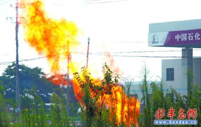 胶南管道泄漏火光冲天 靠加油站险爆炸