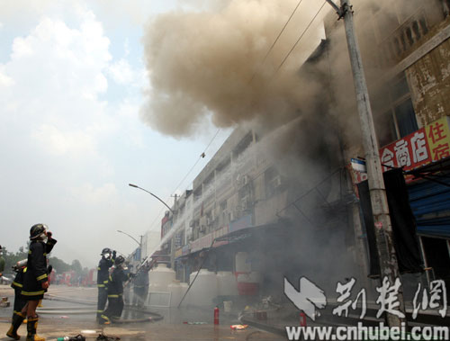 武汉一市场化学品起火 干粉消防车出动