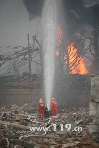 组图：直击南京塑料厂爆炸事故消防救援