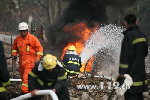 南京塑料四厂爆炸 消防救出32名被埋者