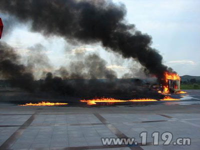 木材货车侧翻爆炸起火 消防紧急扑救