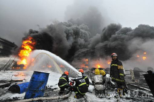 大连输油管道爆炸起火事故扑救纪实