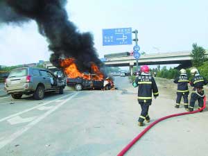 延庆两车相撞起火 灭火时油箱爆炸/图