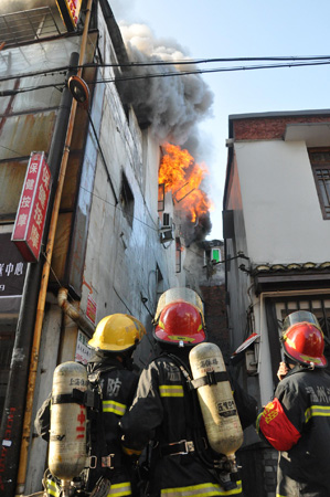 鹿城一民房起火7人被困  消防架梯营救