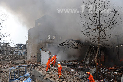 组图：南京塑料厂爆炸消防救援现场直击