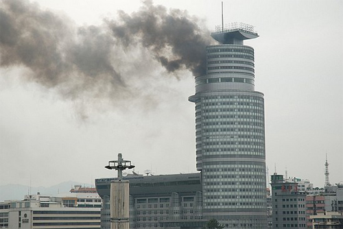 组图：现场实拍广东省电台顶楼突发大火