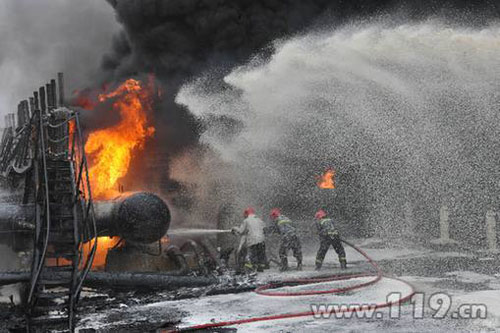 大连输油管道爆炸起火事故扑救纪实