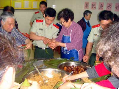 兵妈妈与上海消防官兵共迎端午佳节/图