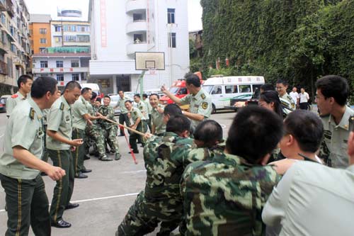 贵州安顺消防支队举行庆八一拔河比赛