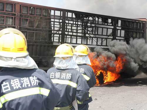 货车煤场突发大火 平川中队紧急救援