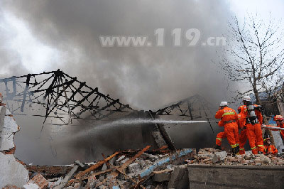 组图：南京塑料厂爆炸消防救援现场直击