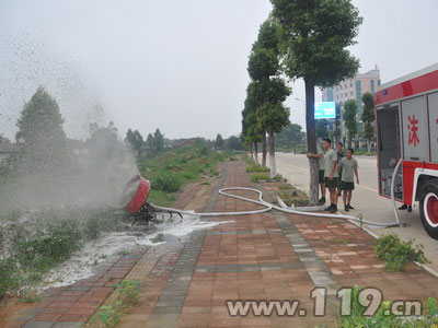 遥控式消防水泡沫两用水炮落户广西来宾