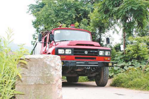 水泥墩拦住消防车 大英3间房化为灰烬