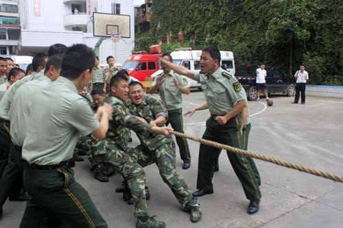 贵州安顺消防支队举行庆八一拔河比赛