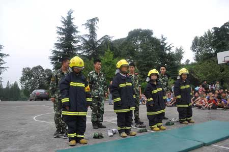 江油消防宣传入夏令营 千名学生学常识