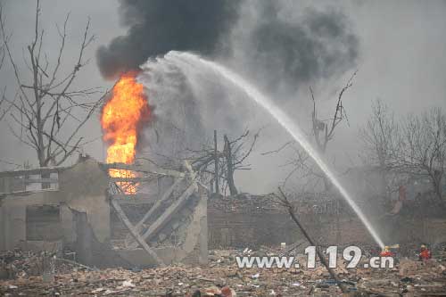 组图：直击南京塑料厂爆炸事故消防救援