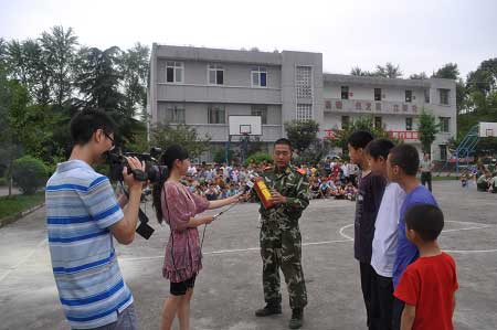 江油消防宣传入夏令营 千名学生学常识