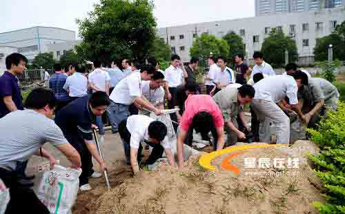 组图：长沙一厂房起火 百名消防奋力扑救