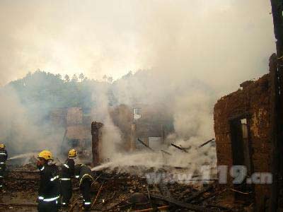 浙江一老屋着火 13间民房烧毁15人受灾