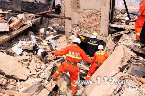 南京塑料四厂爆炸 消防救出32名被埋者