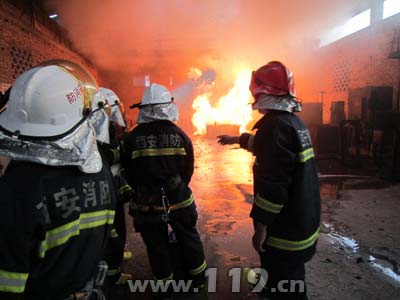 西安铸造厂储油池大火 消防排险（图）