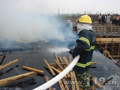 在建工地突起大火 锡林郭勒消防及时扑救