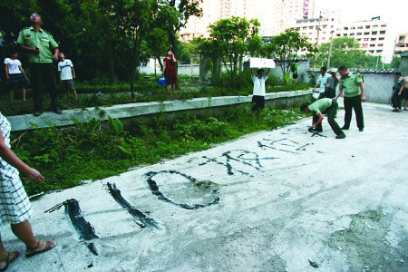 重庆29层居民楼失火 消防员写大字指挥逃生